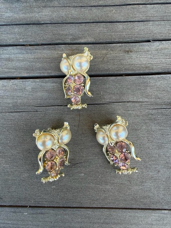 Nordstrom Jewelry - Vintage Owl Gold-tone brooch featuring pearl-like eyes and purple rhinestones